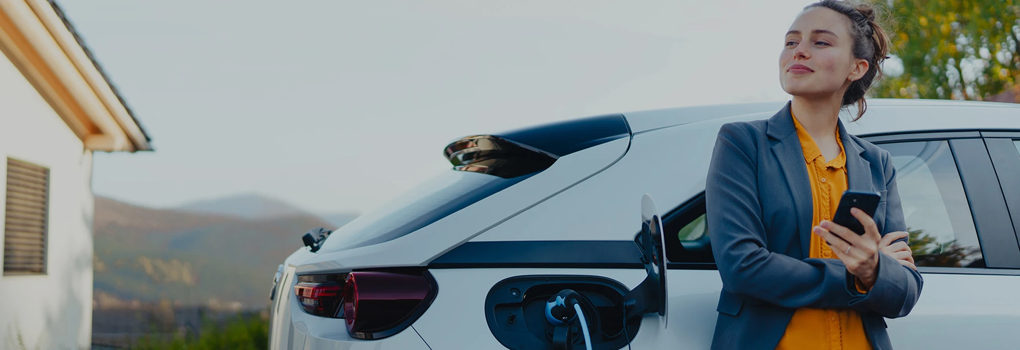 /img/5556-2000-686-1-4-5460-0-x-x-0-0-0-0-8514/frau-mit-e-auto-ladesaeule.webp